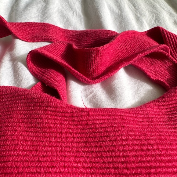 Abercrombie and Fetch pink top, please view picture for more. Sizing is M. - Picture 4 of 5